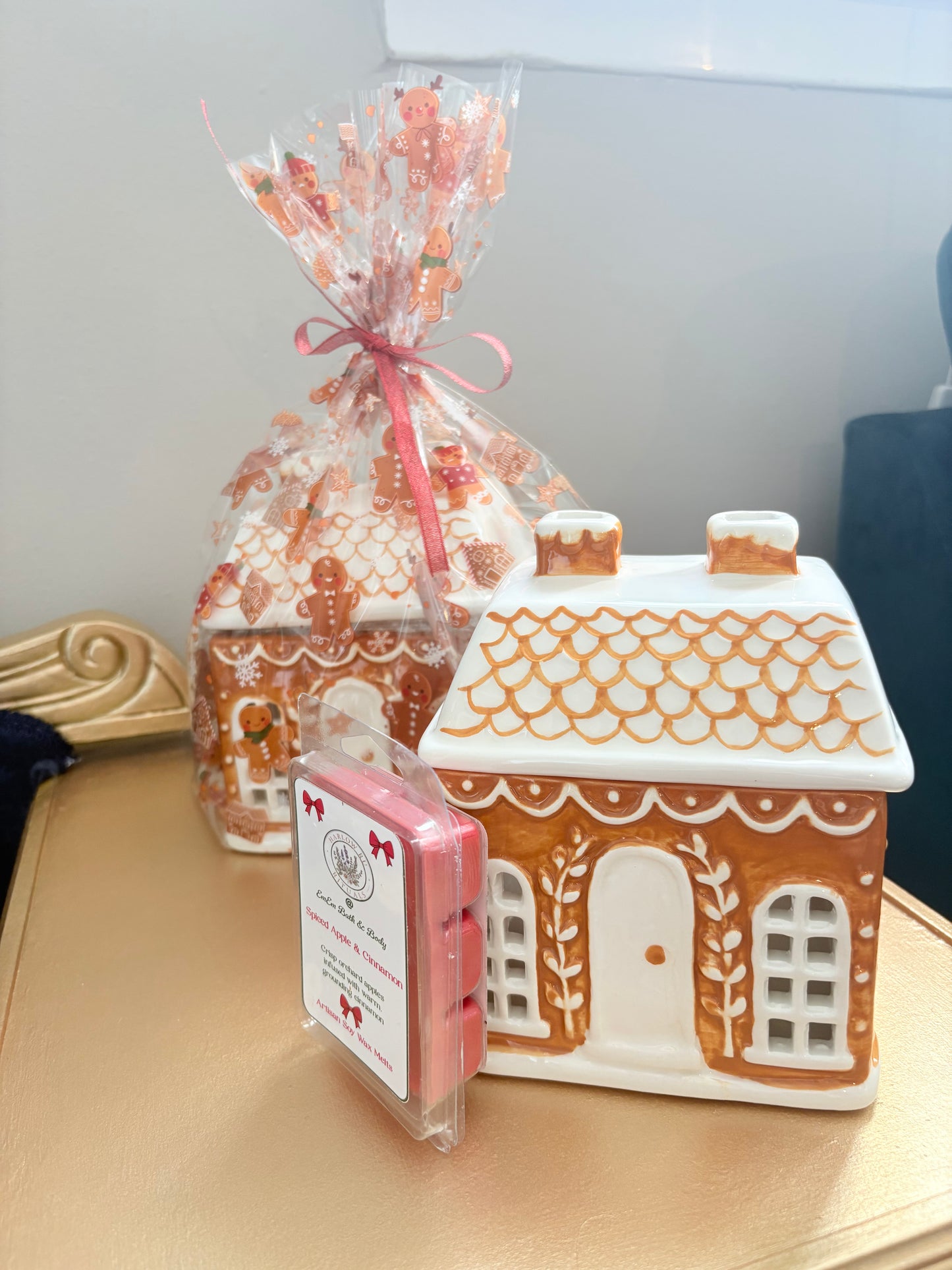 Gingerbread House Wax Melt & Oil Burner Gift Set with Spiced Apple & Cinnamon Melts