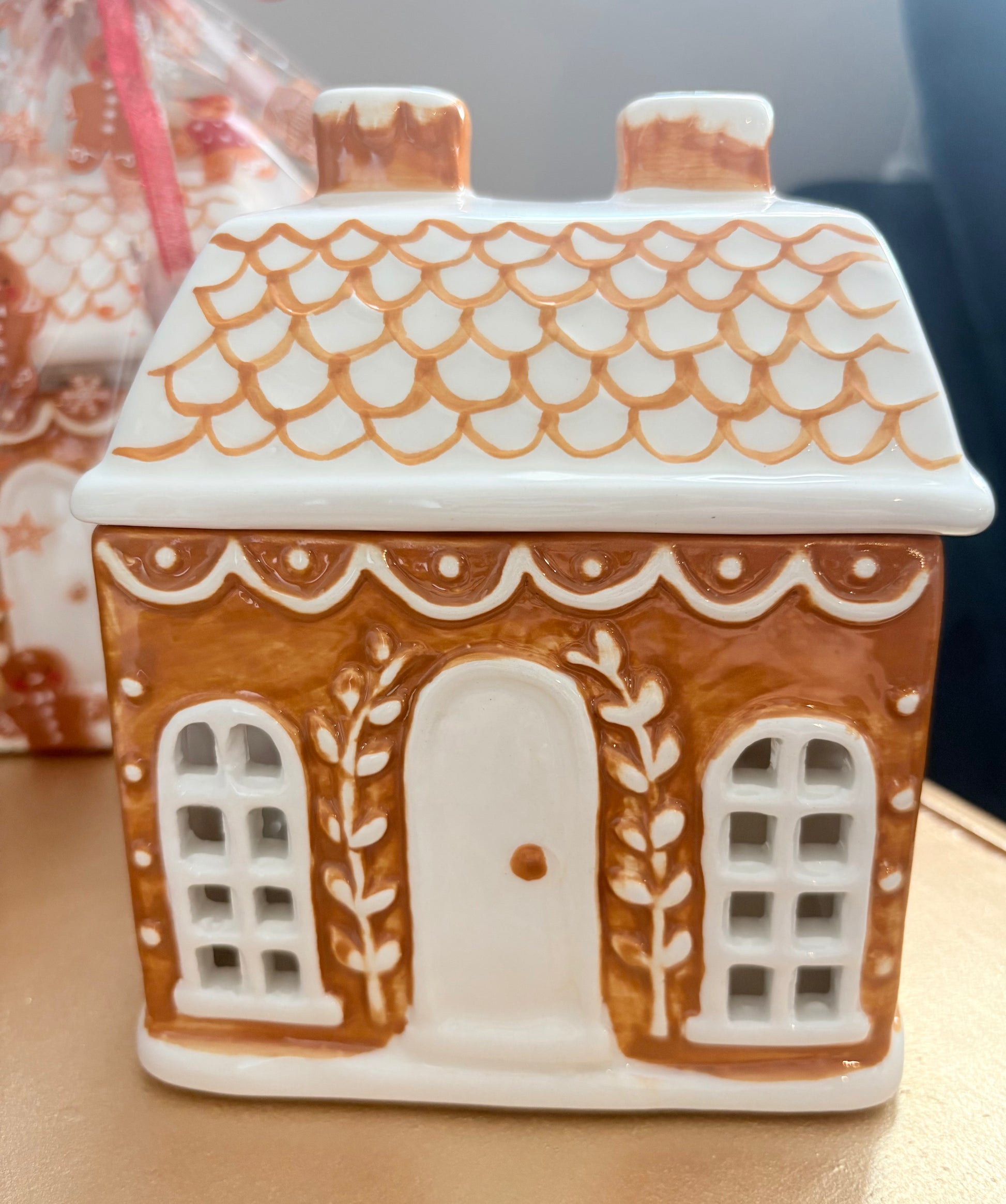 Gingerbread House Wax Melt & Oil Burner Gift Set with Spiced Apple & Cinnamon Melts