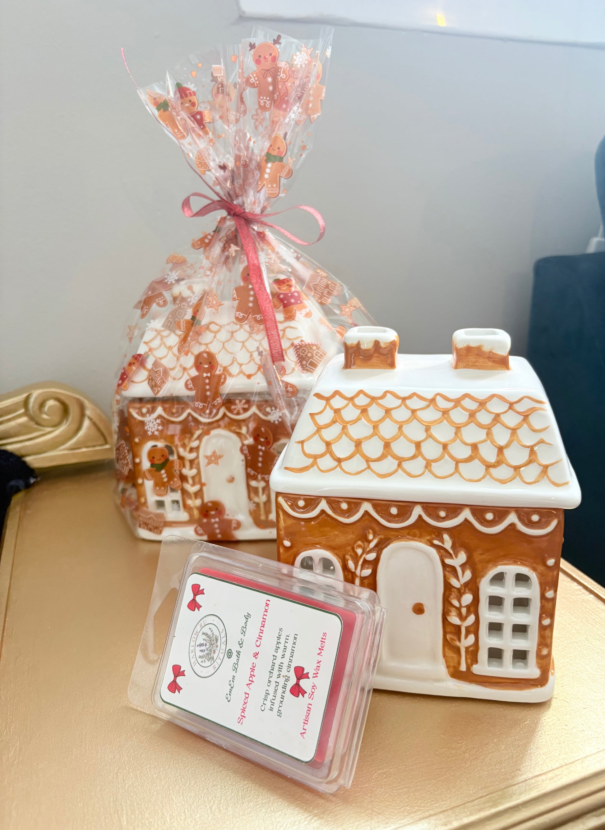 Gingerbread House Wax Melt & Oil Burner Gift Set with Spiced Apple & Cinnamon Melts