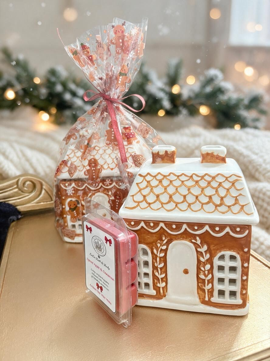 Gingerbread House Wax Melt & Oil Burner Gift Set with Spiced Apple & Cinnamon Melts